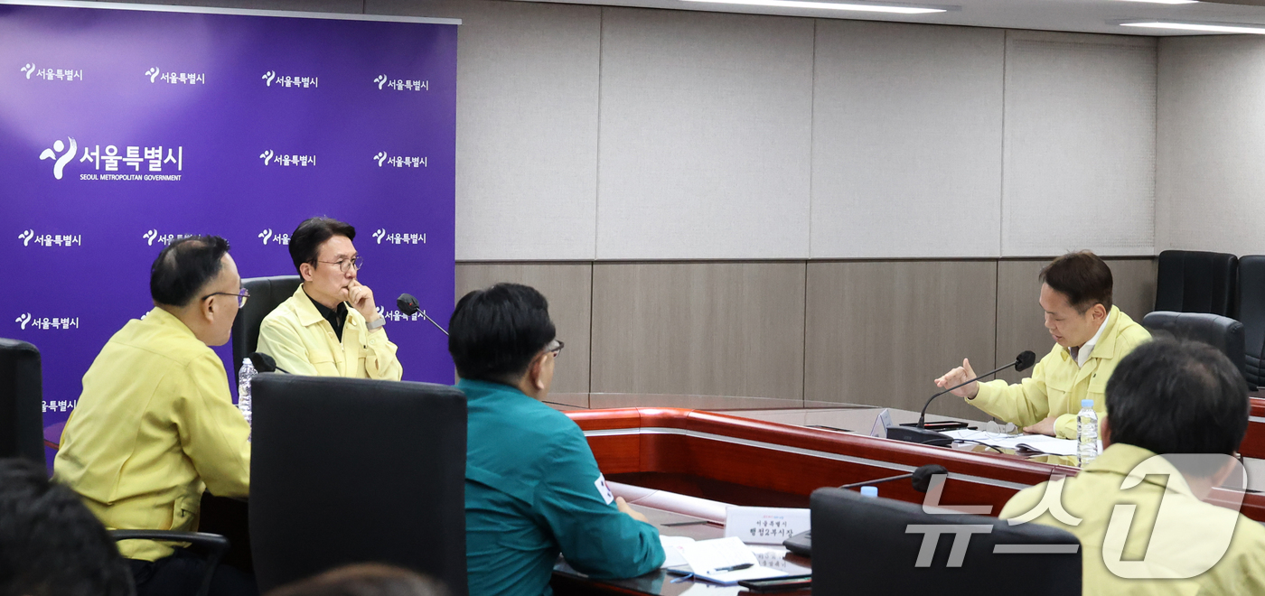 (서울=뉴스1) 임세영 기자 = 김민석 국무총리 후보자가 18일 서울 중구 서울시청 재난상황실을 방문해 장마예방 대비태세 현장 점검을 하고 있다. (국무총리 후보자 인사청문준비단 …