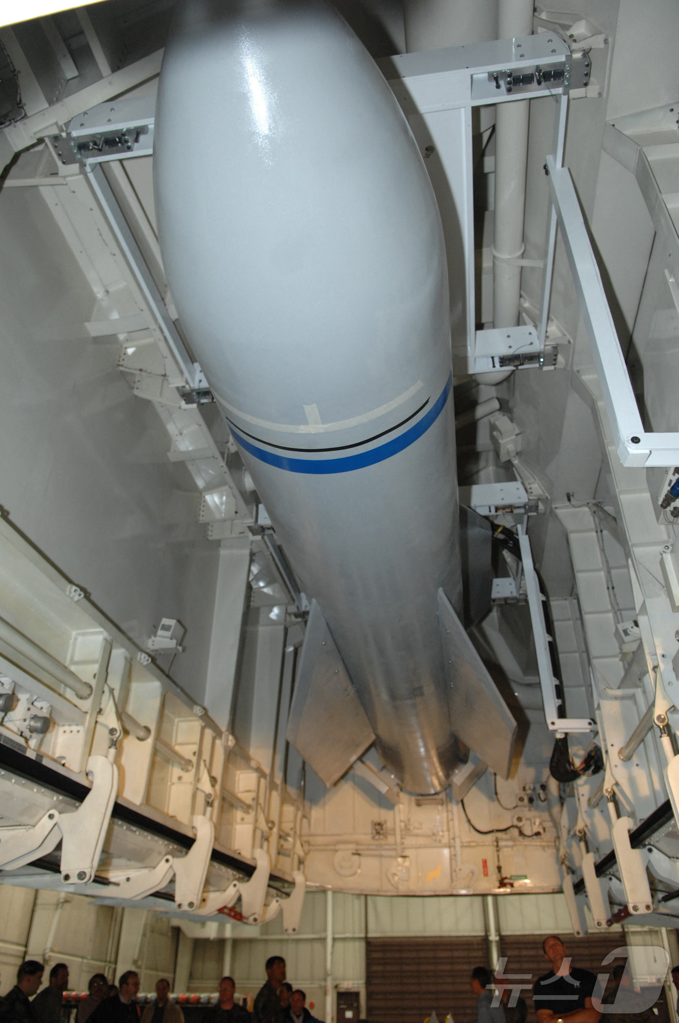 (화이트먼 공군기지 AFP=뉴스1) 강민경 기자 = 무기 전문가들이 18일 미주리주 화이트맨 공군 기지에서 B-2 무기 장착 훈련기 폭탄실에 놓인 초대형 관통탄을 바라보고 있다. …