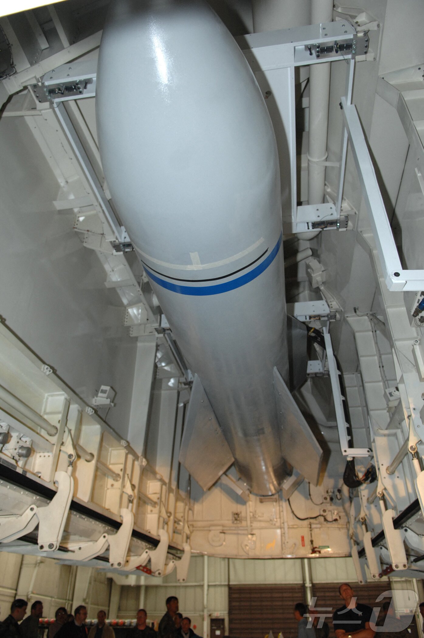 본문 이미지 - 무기 전문가들이 18일 미주리주 화이트맨 공군 기지에서 B-2 무기 장착 훈련기 폭탄실에 놓인 초대형 관통탄을 바라보고 있다. 2007.12.18 ⓒ AFP=뉴스1 ⓒ News1 강민경 기자