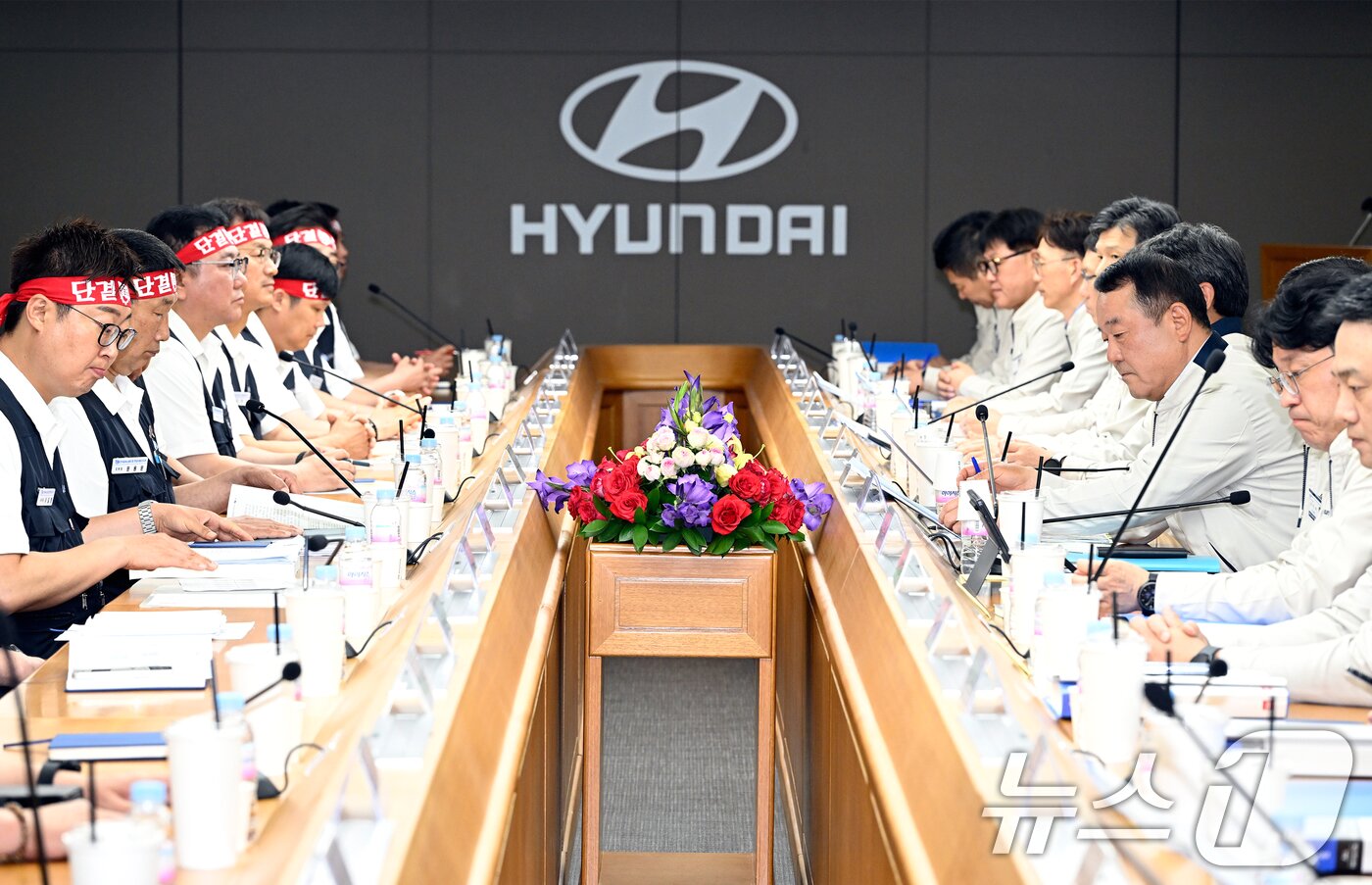 본문 이미지 - 현대자동차 노사 관계자들이 6월 18일 현대차 울산공장 본관 동행룸에서 '2025년 임금 및 단체협상 교섭 상견례'를 하고 있다. (현대자동차 제공. 재판매 및 DB 금지) 2025.6.18/뉴스1 ⓒ News1 조민주 기자