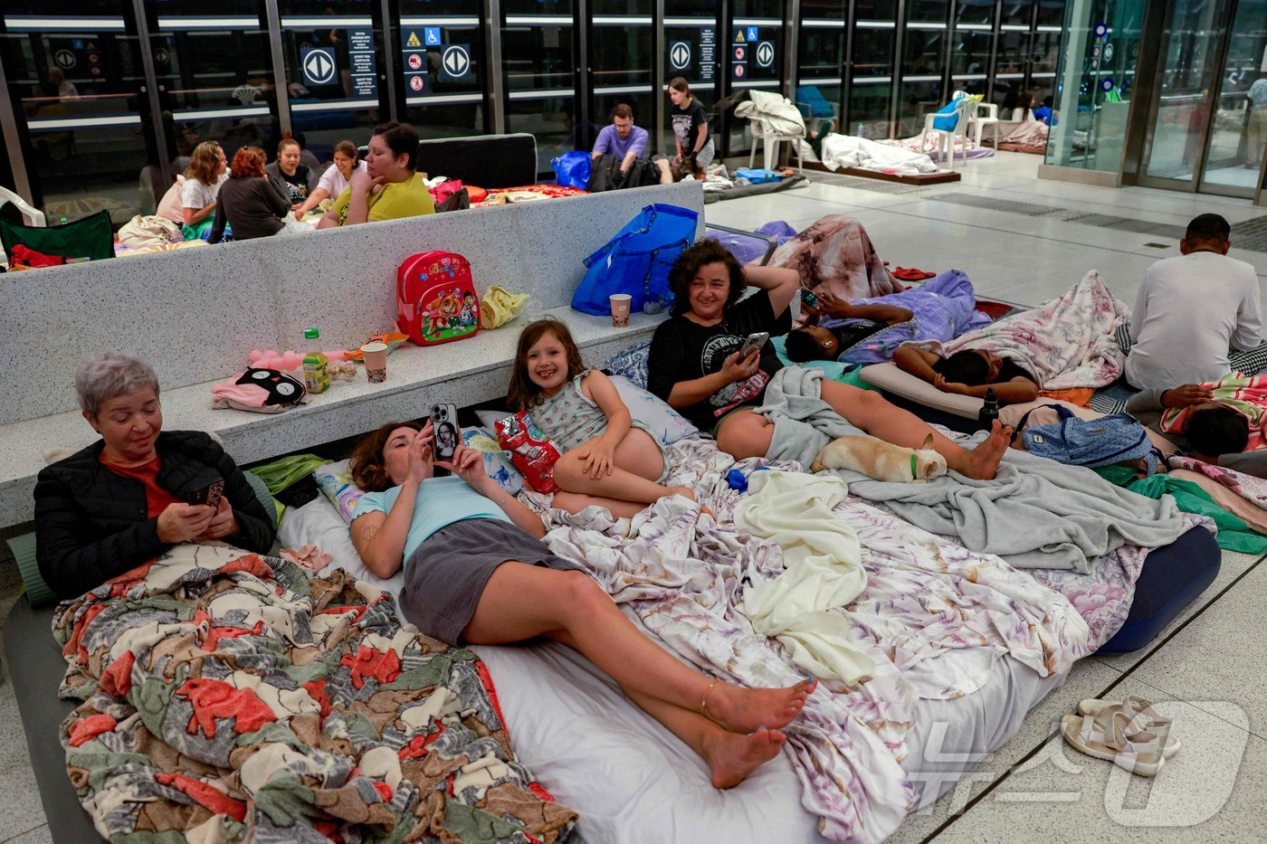 (라마트간 AFP=뉴스1) 강민경 기자 = 17일 이스라엘 텔아비브 동쪽에 있는 도시 라마트 간에서 이란의 미사일 공격을 우려하는 사람들이 지하에 위치한 경전철역에 피신해 있다.ⓒ …