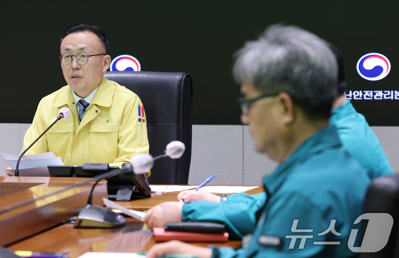 (서울=뉴스1) 임세영 기자 = 이한경 행정안전부 재난안전관리본부장이 18일 서울 종로구 정부서울청사 내 중앙재난안전상황실 서울상황센터에서 열린 장마 대비 관계기관 대책회의에서 모 …