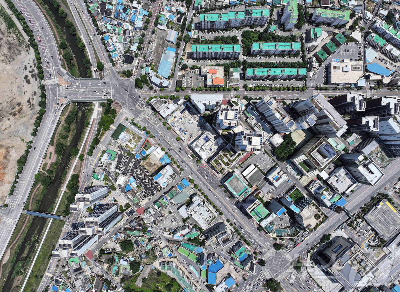 (광주=뉴스1) 박지현 기자 = 광주 북구가 지역 첫 복합쇼핑몰인 \'더현대광주\'의 건축을 조건부로 최종 승인했다. 사진은 18일 \'더현대광주\'가 들어설 옛 전남ㆍ일신방직 터 …