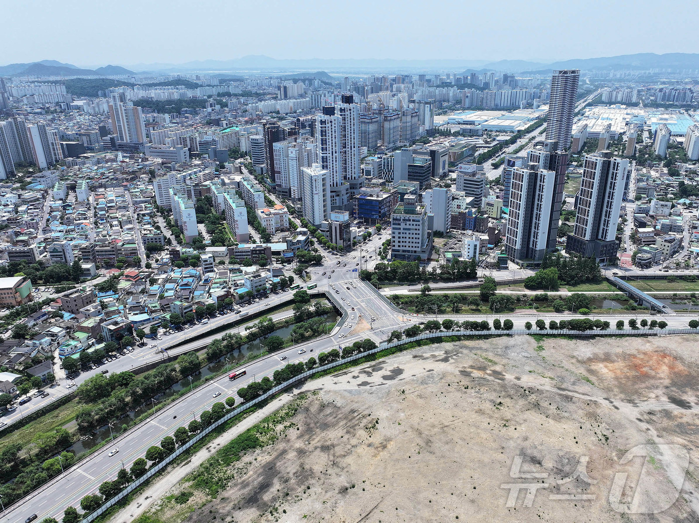 (광주=뉴스1) 박지현 기자 = 광주 북구가 지역 첫 복합쇼핑몰인 \'더현대광주\'의 건축을 조건부로 최종 승인했다. 사진은 18일 \'더현대광주\'가 들어설 옛 전남ㆍ일신방직 터 …