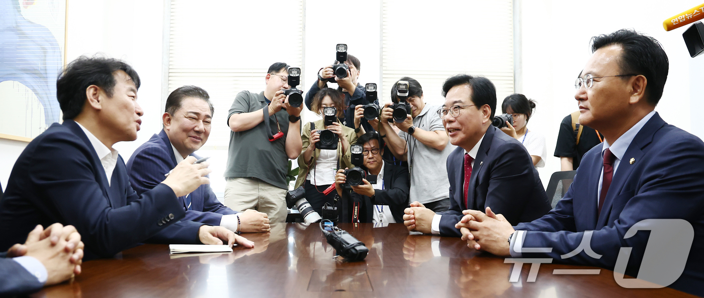 (서울=뉴스1) 김민지 기자 = 김병기 더불어민주당 대표 직무대행 겸 원내대표와 송언석 국민의힘 원내대표 등이 18일 서울 여의도 국회에서 추경안 및 원 구성 관련 회동을 하고 있 …