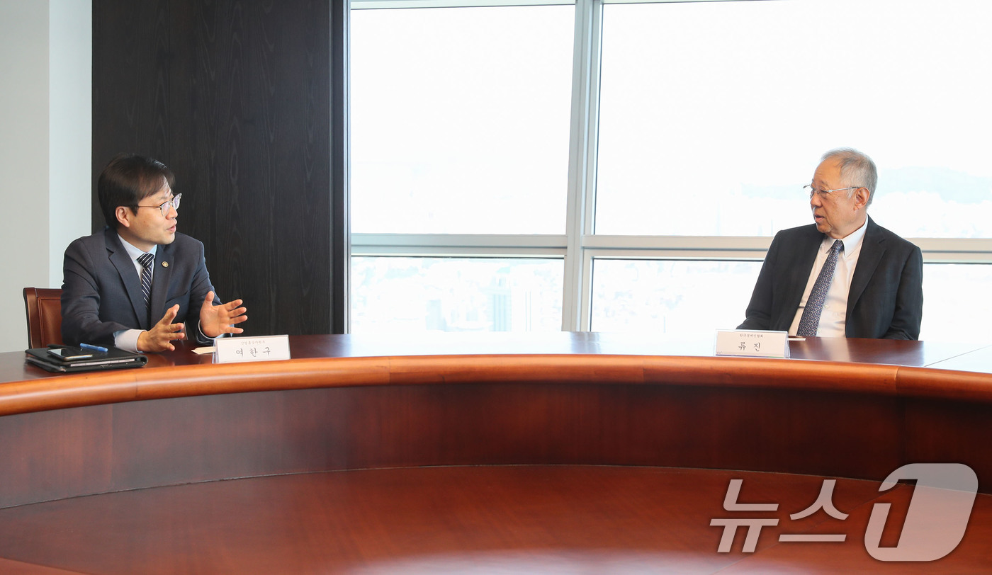 (서울=뉴스1) = 류진 한국경제인협회 회장이 18일 서울 여의도 한국경제인협회를 방문한 여한구 신임 통상교섭본부장을 만나 한미 통상 및 주요 현안에 대해 논의하고 있다. (한국경 …