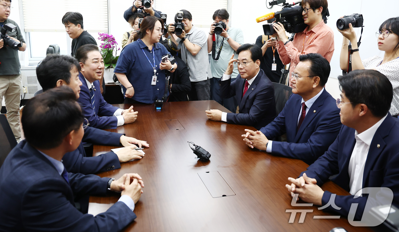 (서울=뉴스1) 김민지 기자 = 김병기 더불어민주당 대표 직무대행 겸 원내대표와 송언석 국민의힘 원내대표 등이 18일 서울 여의도 국회에서 추경안 및 원 구성 관련 회동을 하고 있 …