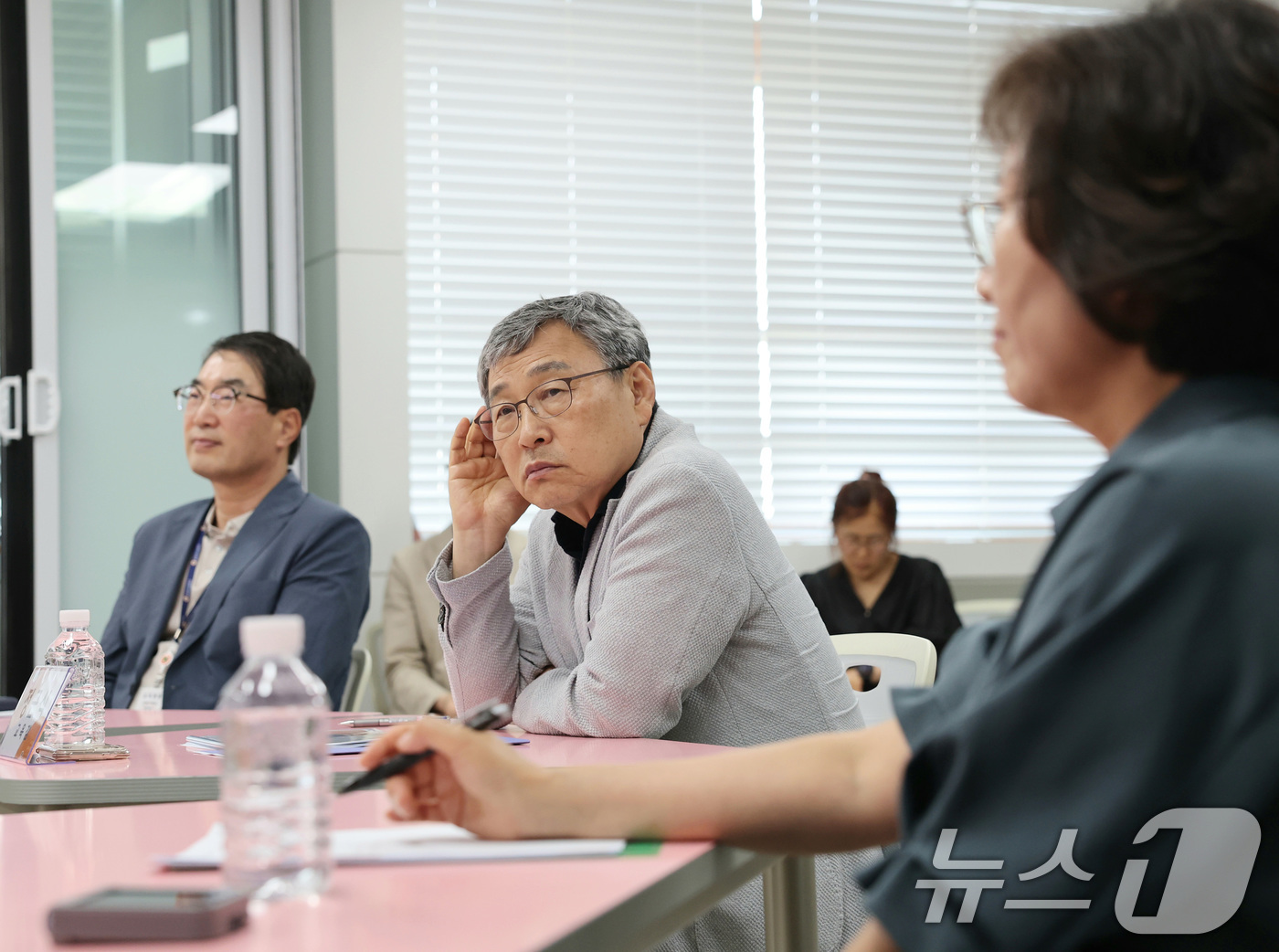 (서울=뉴스1) = 정근식 서울시교육감이 18일 서울 중랑구 송곡여고를 방문해 교육활동을 참관한 후 '마을연계 세계시민교육'을 주제로 교육공동체와 간담회를 하고 있다. (서울시교육 …