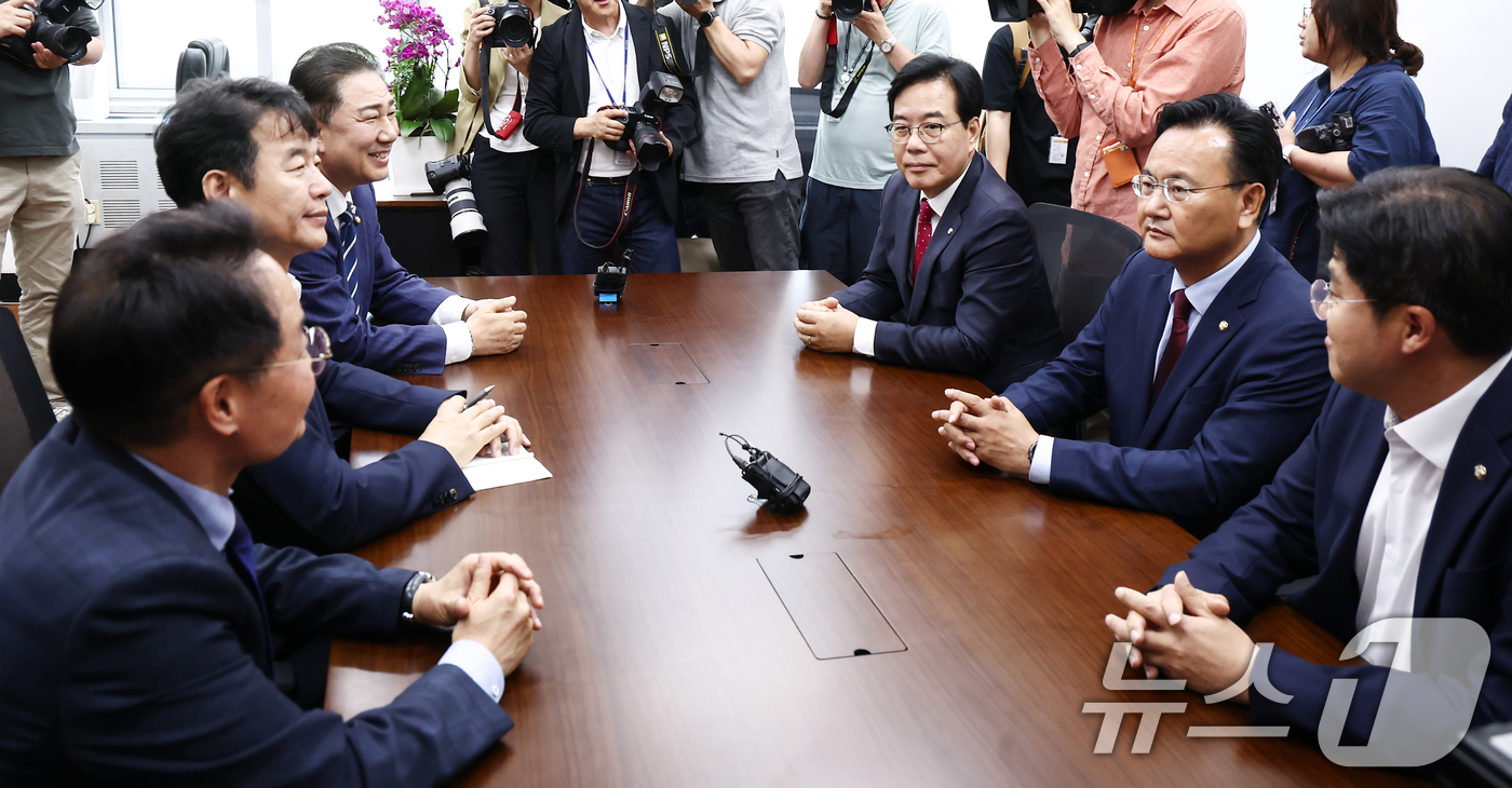 (서울=뉴스1) 김민지 기자 = 김병기 더불어민주당 대표 직무대행 겸 원내대표와 송언석 국민의힘 원내대표 등이 18일 서울 여의도 국회에서 추경안 및 원 구성 관련 회동을 하고 있 …
