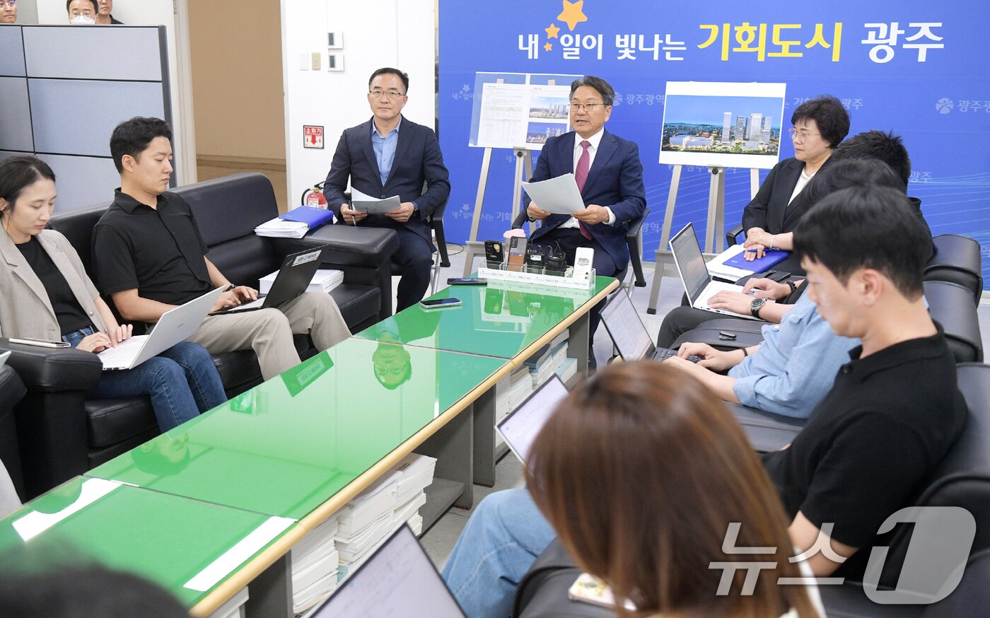 본문 이미지 - 강기정 광주시장이 18일 시청 기자실에서 차담회를 하고 시내버스 파업과 금호타이어 새 공장 건립 등 지역 현안에 대해 설명하고 있다.&#40;광주시 제공. 재판매 및 DB 금지&#41; 2025.6.18/뉴스1