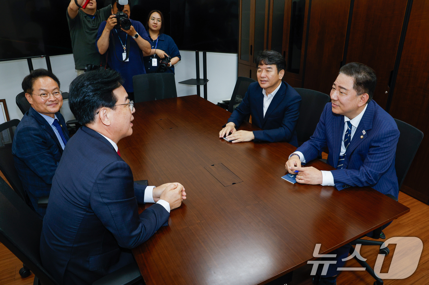 (서울=뉴스1) 안은나 기자 = 김병기 더불어민주당 대표 직무대행 겸 원내대표와 송언석 국민의힘 원내대표가 18일 오후 서울 여의도 국회에서 추경 및 원 구성 협상 관련 회동하고 …