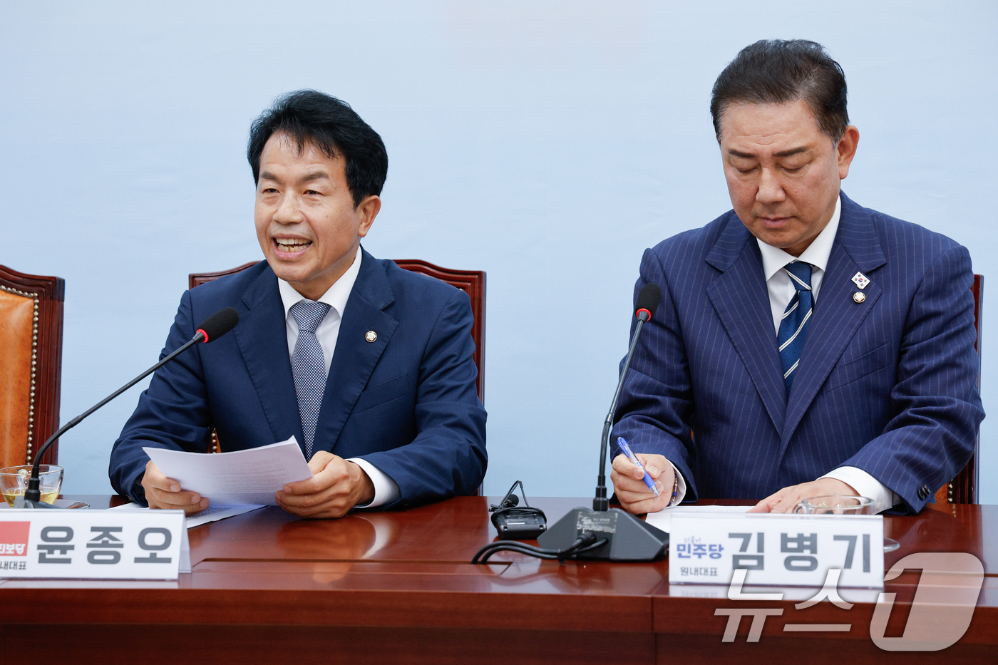 (서울=뉴스1) 안은나 기자 = 윤종오 진보당 원내대표가 18일 오후 서울 여의도 국회에서 김병기 더불어민주당 대표 직무대행 겸 원내대표를 접견하며 인사말을 하고 있다. 2025. …