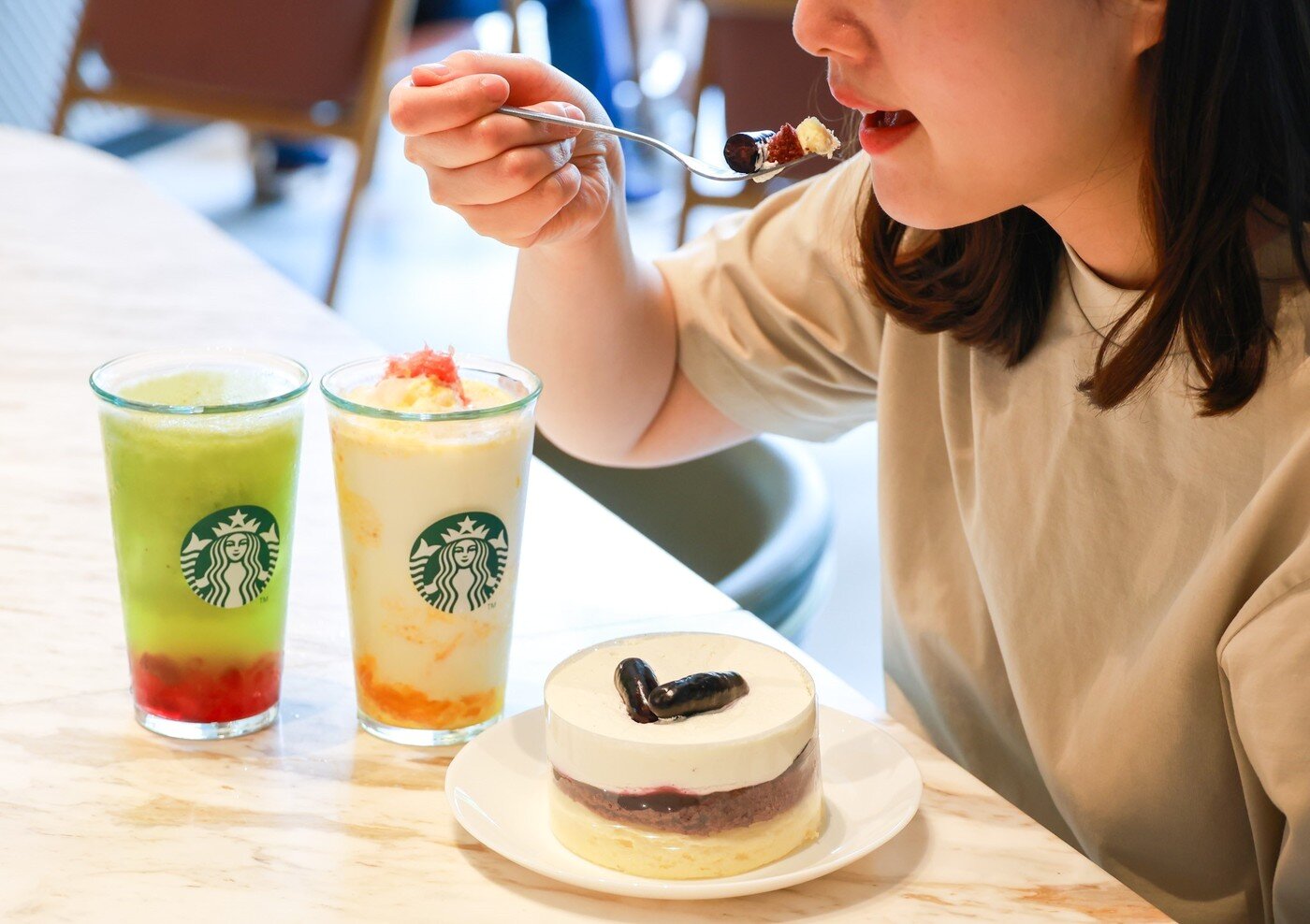 본문 이미지 - 스타벅스 '블랙사파이어 치즈 케이크'.(스타벅스 코리아 제공)