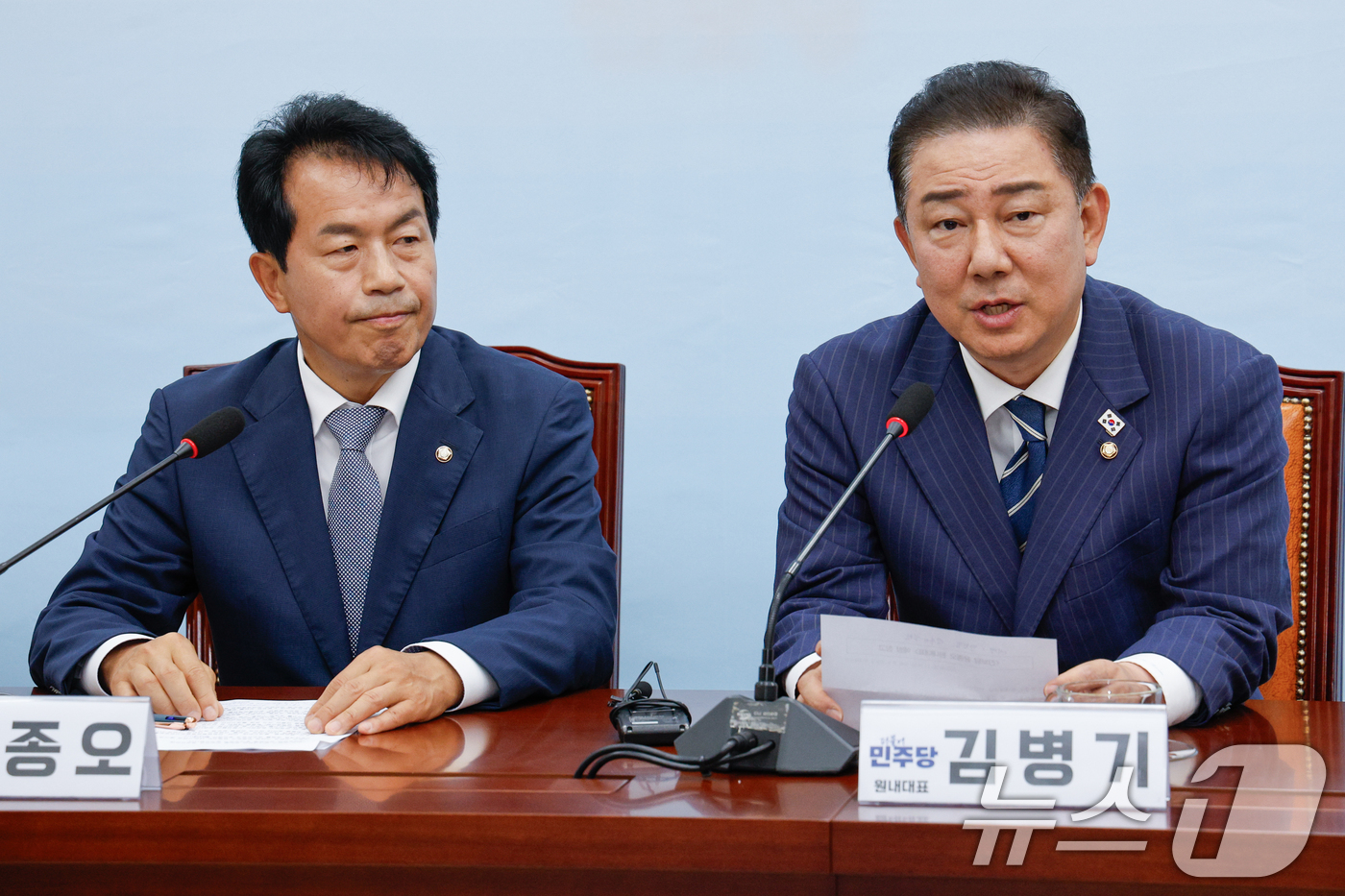 (서울=뉴스1) 안은나 기자 = 김병기 더불어민주당 대표 직무대행 겸 원내대표가 18일 오후 서울 여의도 국회에서 윤종오 진보당 원내대표를 예방하며 인사말을 하고 있다. 2025. …