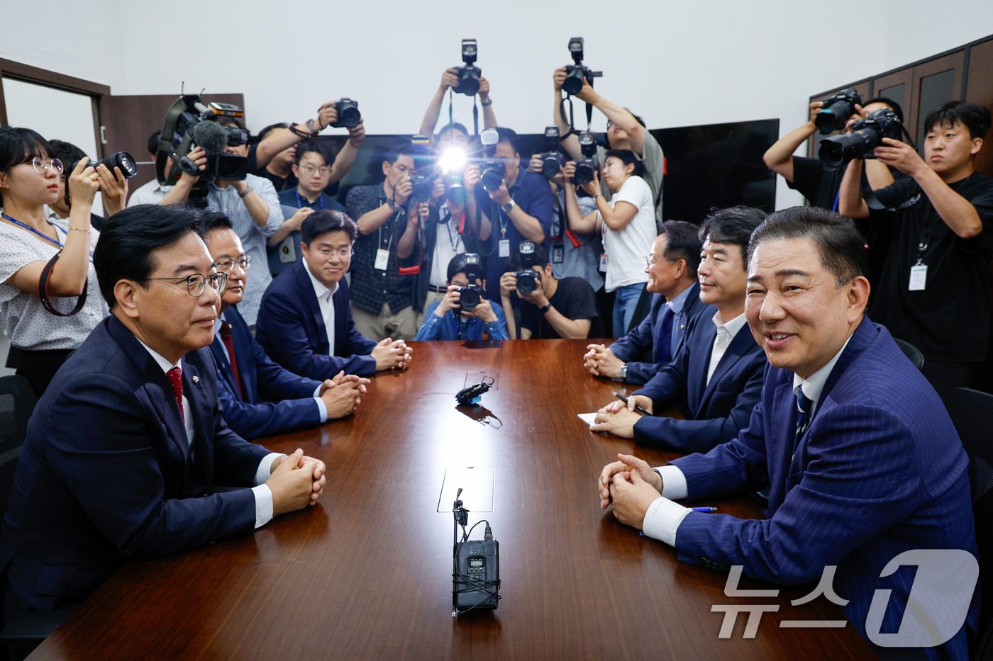 (서울=뉴스1) 안은나 기자 = 김병기 더불어민주당 대표 직무대행 겸 원내대표와 송언석 국민의힘 원내대표가 18일 오후 서울 여의도 국회에서 추경 및 원구성 협상 관련 회동하고 있 …