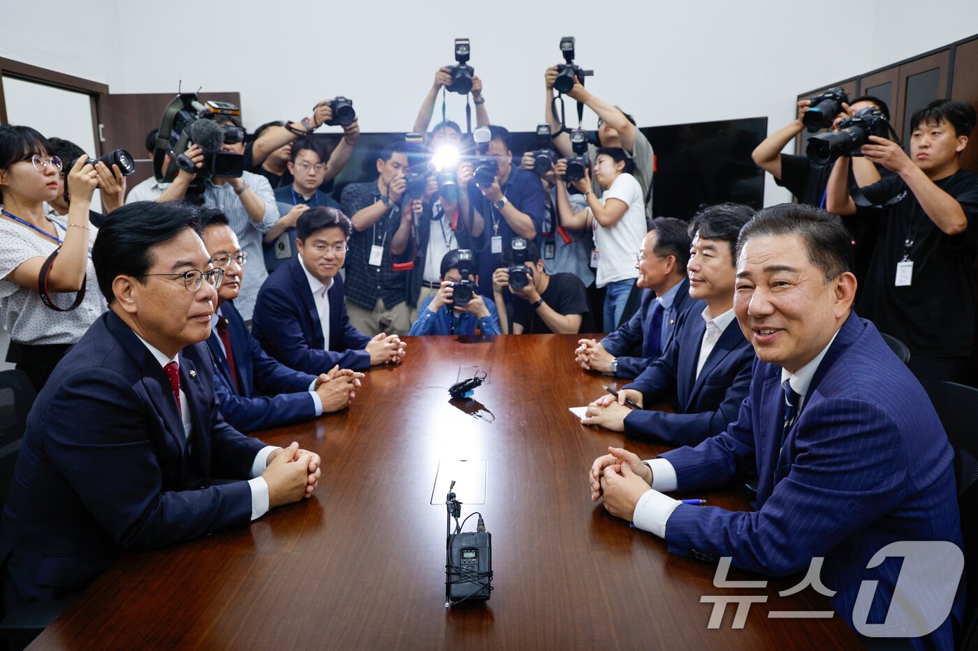 본문 이미지 - 김병기 더불어민주당 대표 직무대행 겸 원내대표와 송언석 국민의힘 원내대표가 18일 오후 서울 여의도 국회에서 추경 및 원구성 협상 관련 회동하고 있다. 2025.6.18/뉴스1 ⓒ News1 안은나 기자