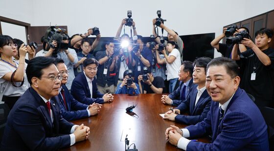 테이블 마주앉은 여야