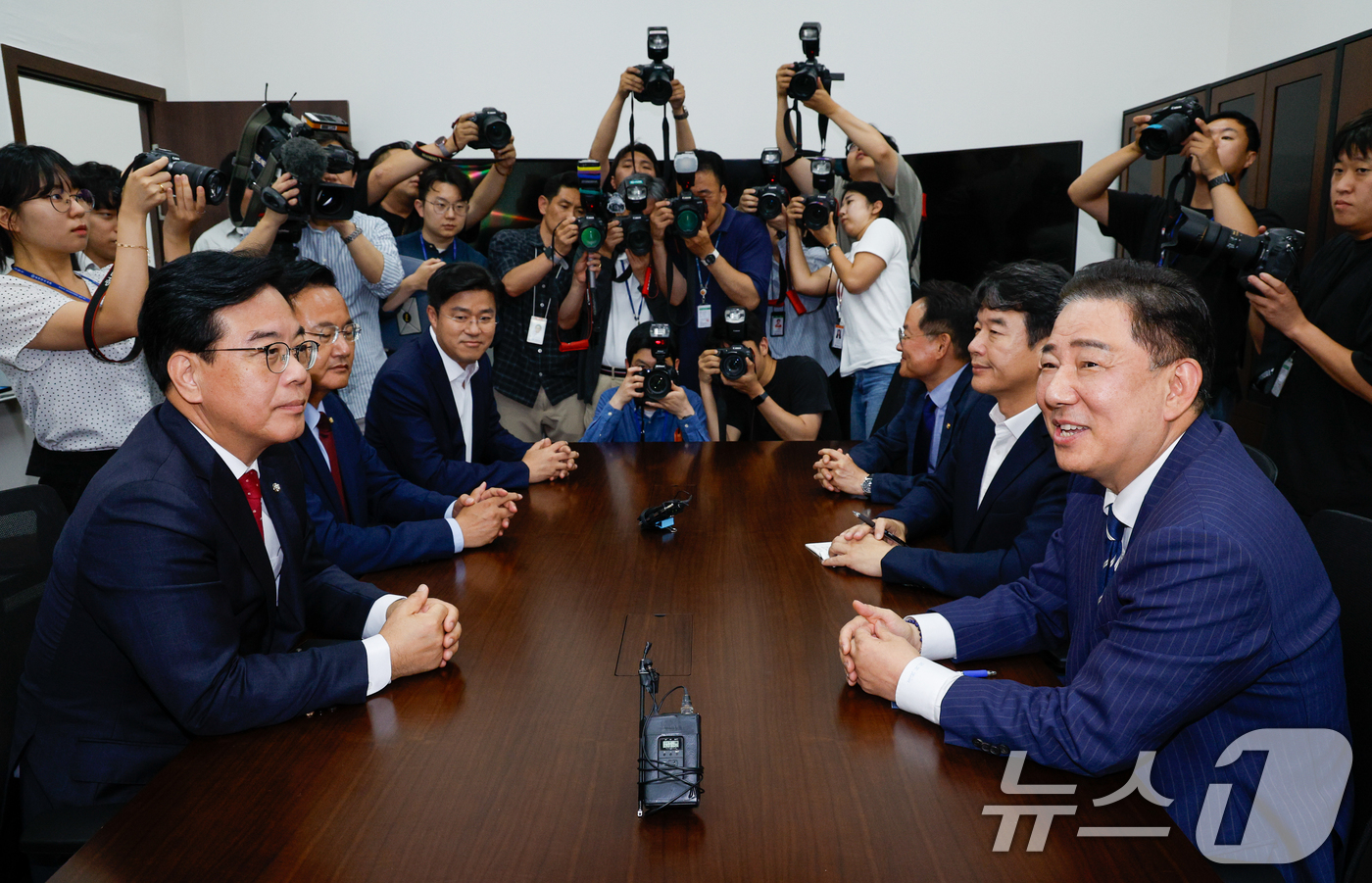 (서울=뉴스1) 안은나 기자 = 김병기 더불어민주당 대표 직무대행 겸 원내대표와 송언석 국민의힘 원내대표가 18일 오후 서울 여의도 국회에서 추경 및 원 구성 협상 관련 회동하고 …