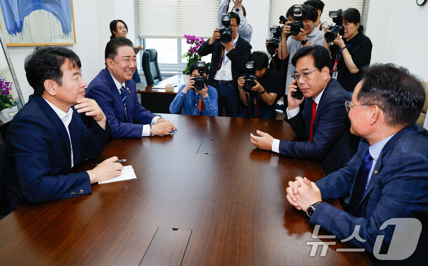 (서울=뉴스1) 안은나 기자 = 김병기 더불어민주당 대표 직무대행 겸 원내대표와 송언석 국민의힘 원내대표가 18일 오후 서울 여의도 국회에서 추경 및 원구성 협상 관련 회동하고 있 …