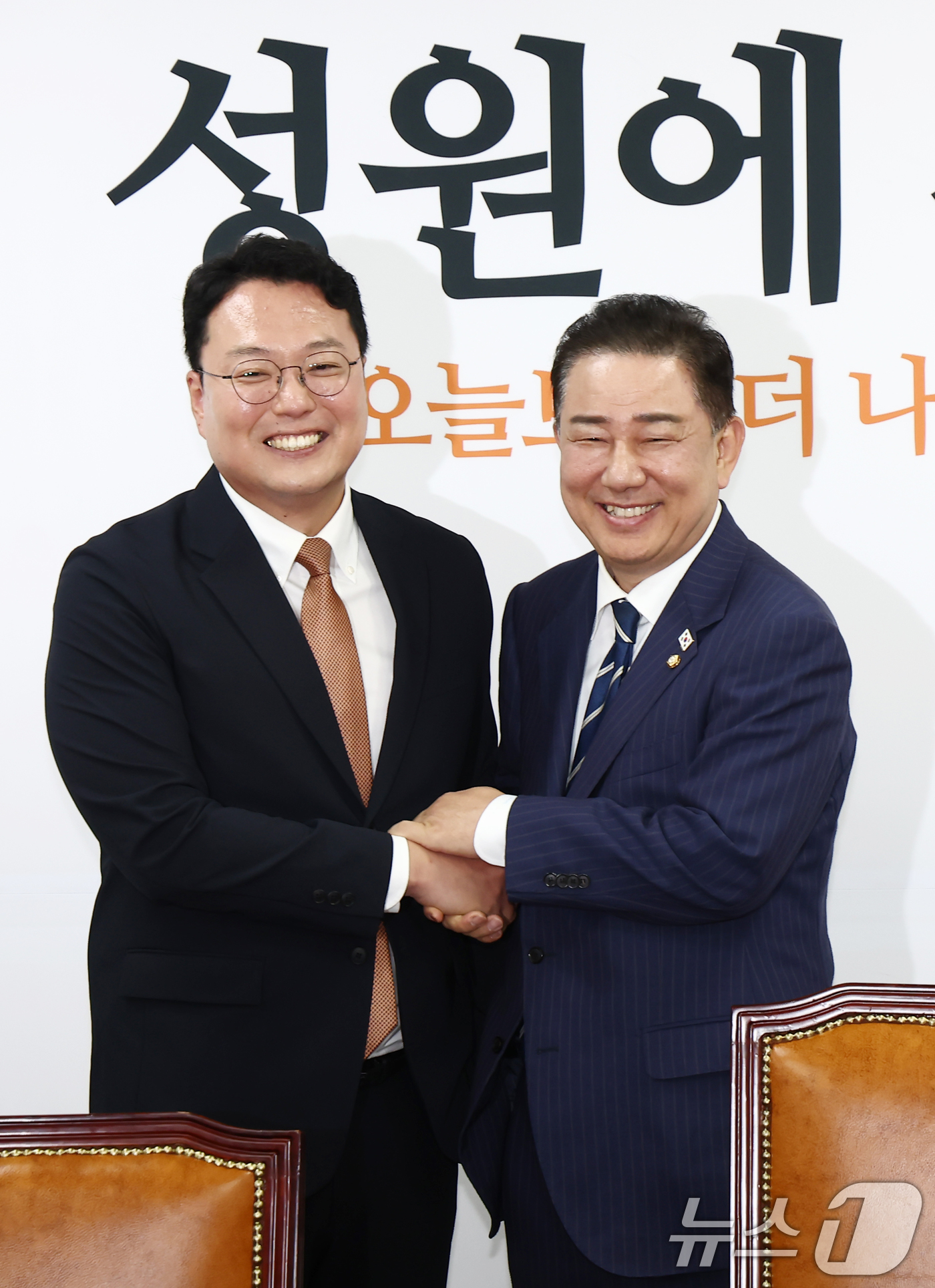 (서울=뉴스1) 김민지 기자 = 김병기 더불어민주당 대표 직무대행 겸 원내대표가 18일 서울 여의도 국회에서 천하람 개혁신당 원내대표를 예방하고 있다. 2025.6.18/뉴스1
