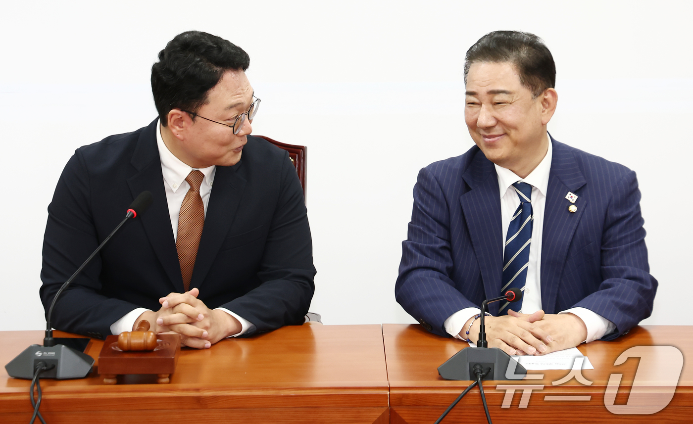 (서울=뉴스1) 김민지 기자 = 김병기 더불어민주당 대표 직무대행 겸 원내대표가 18일 서울 여의도 국회에서 천하람 개혁신당 원내대표를 예방하며 대화하고 있다. 2025.6.18/ …