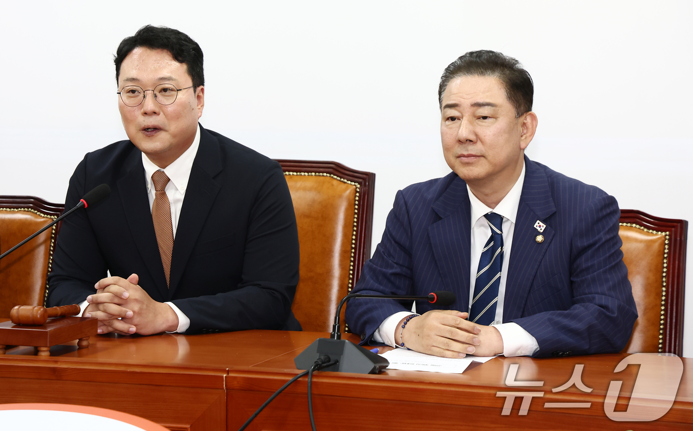 (서울=뉴스1) 김민지 기자 = 김병기 더불어민주당 대표 직무대행 겸 원내대표가 18일 서울 여의도 국회 개혁신당을 찾아 천하람 원내대표의 발언을 듣고 있다. 2025.6.18/뉴 …