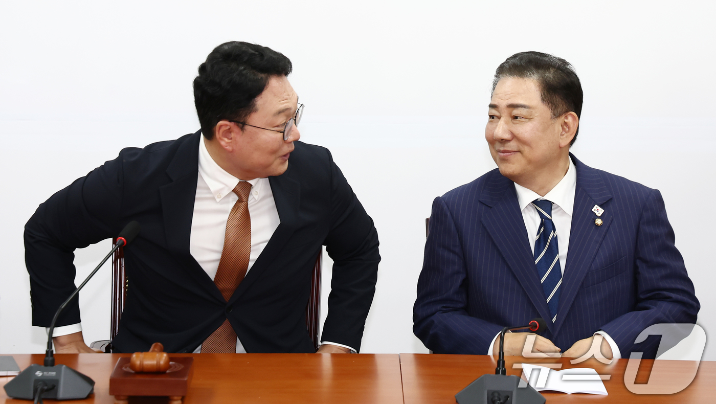 (서울=뉴스1) 김민지 기자 = 김병기 더불어민주당 대표 직무대행 겸 원내대표가 18일 서울 여의도 국회에서 천하람 개혁신당 원내대표를 예방하며 대화하고 있다. 2025.6.18/ …