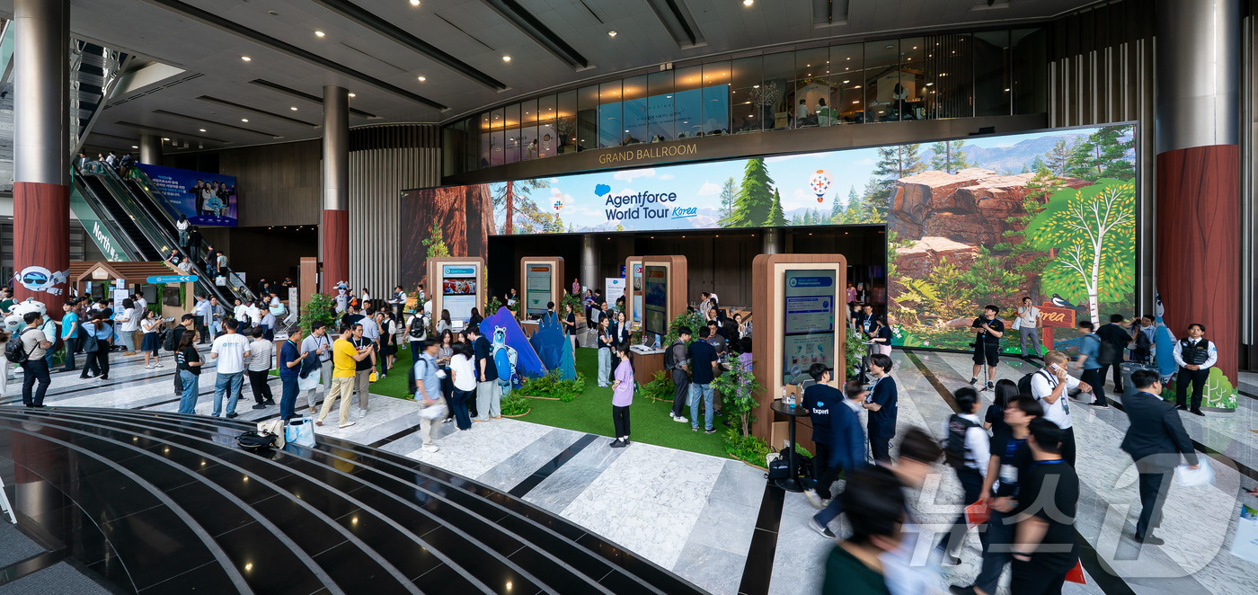 (서울=뉴스1) = 글로벌 AI CRM 기업 세일즈포스는 18일 서울 코엑스에서 에이전트포스 월드투어 코리아 2025를 개최하고 AI 기반 업무 혁신 전략을 공유했다. 약 5000 …