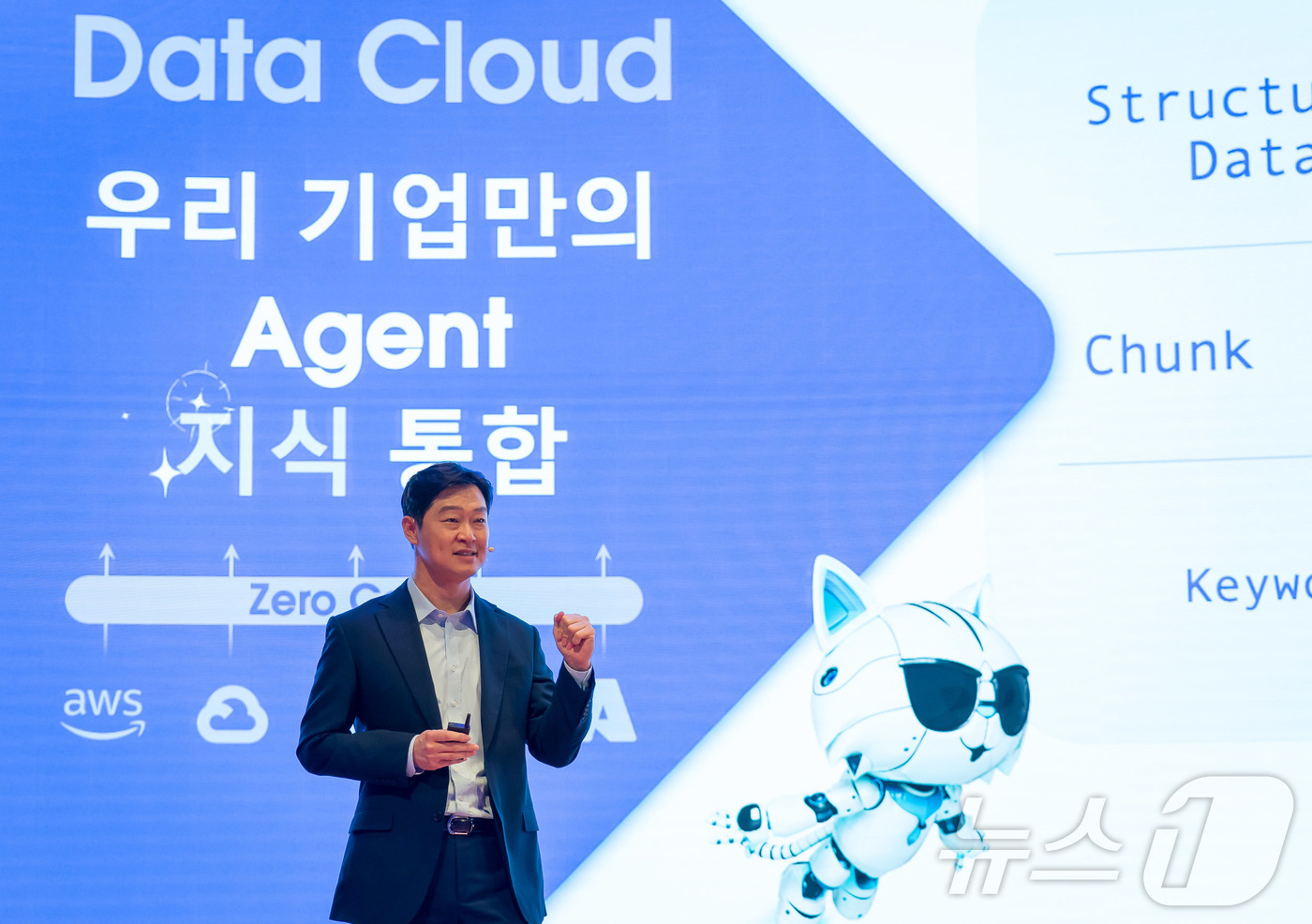 (서울=뉴스1) = 문준식 세일즈포스 솔루션 엔지니어 디렉터는 ‘에이전트포스 월드투어 코리아 2025’에서 AI 에이전트를 활용한 비즈니스 혁신 방안을 소개했다. 그리고 기업이 실 …