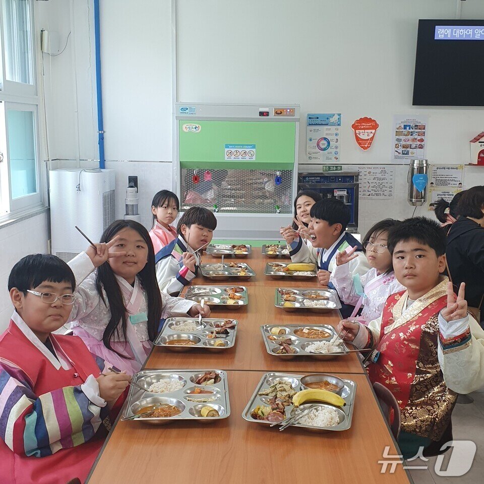 본문 이미지 - 학생들이  한복을 차려입고 급식을 먹으며 포즈를 취하고 있다. &#40;전남도교육청 제공, 재판매 및 DB 금지&#41;/뉴스1