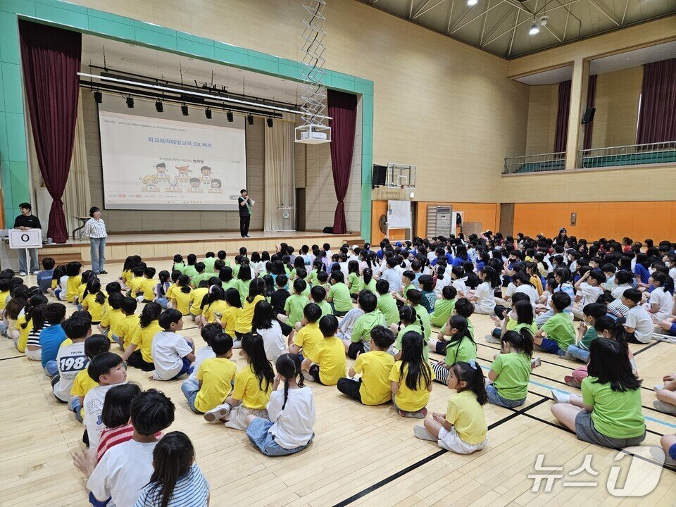 본문 이미지 - 학생들이 &#39;행복한 학교 만들기 학교폭력예방 OX장학퀴즈&#39;에 대한 설명을 듣고 있다.&#40;전남도교육청 제공, 재판매 및 DB 금지&#41;/뉴스1 