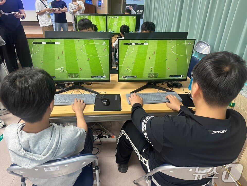 본문 이미지 - 학생들이 FC온라인 부문 팀 단체 경기를 진행하고 있다. &#40;전남도교육청 제공, 재판매 및 DB 금지&#41;/뉴스1