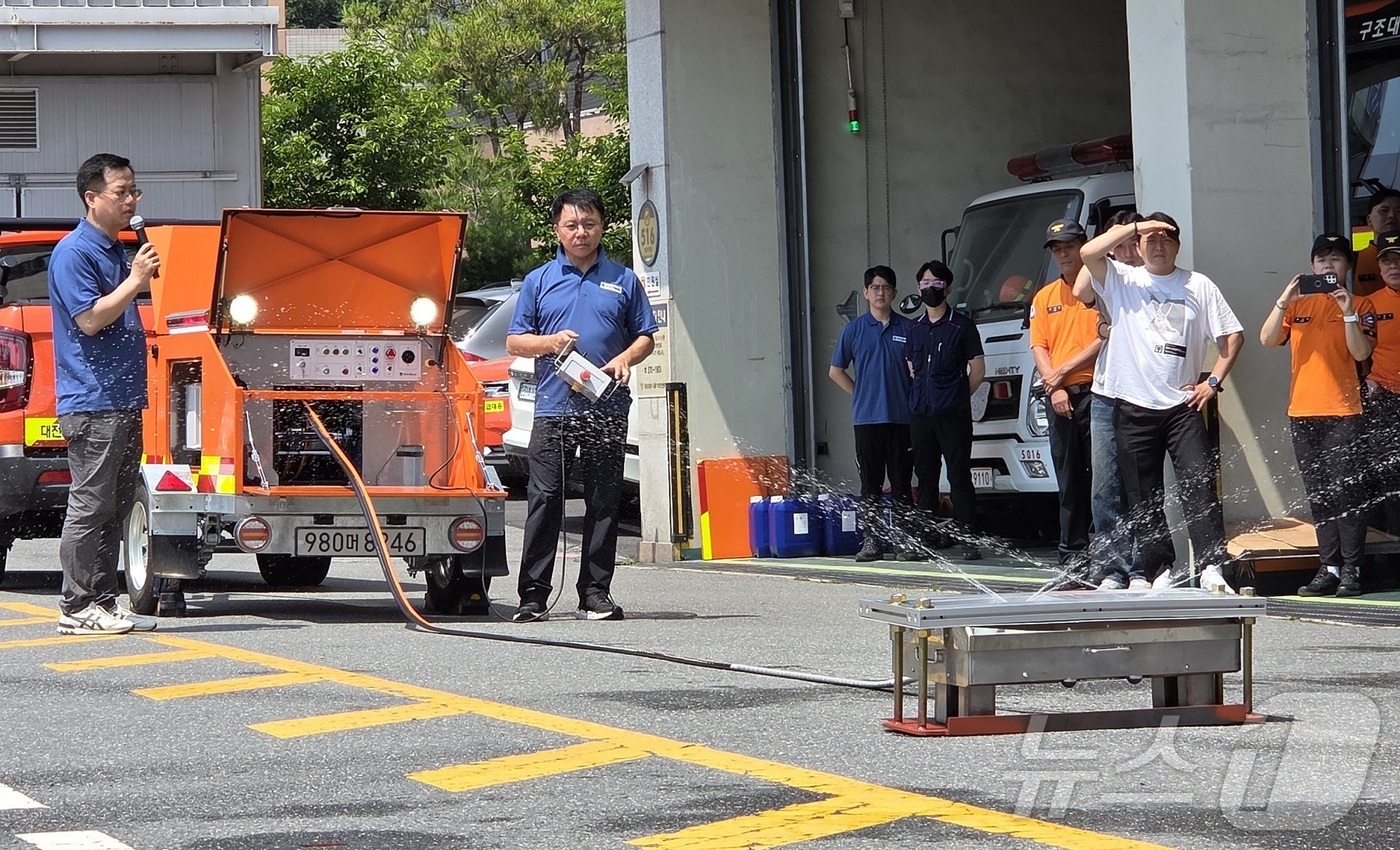 (대전=뉴스1) 김기태 기자 = 대전소방본부는 18일 유성소방서에서 ‘전기차 하부 관통형 소화약제 방사기기’ 시연 및 운용자 교육을 실시했다.이 장비는 전기차 하부에 직접 소화약제 …