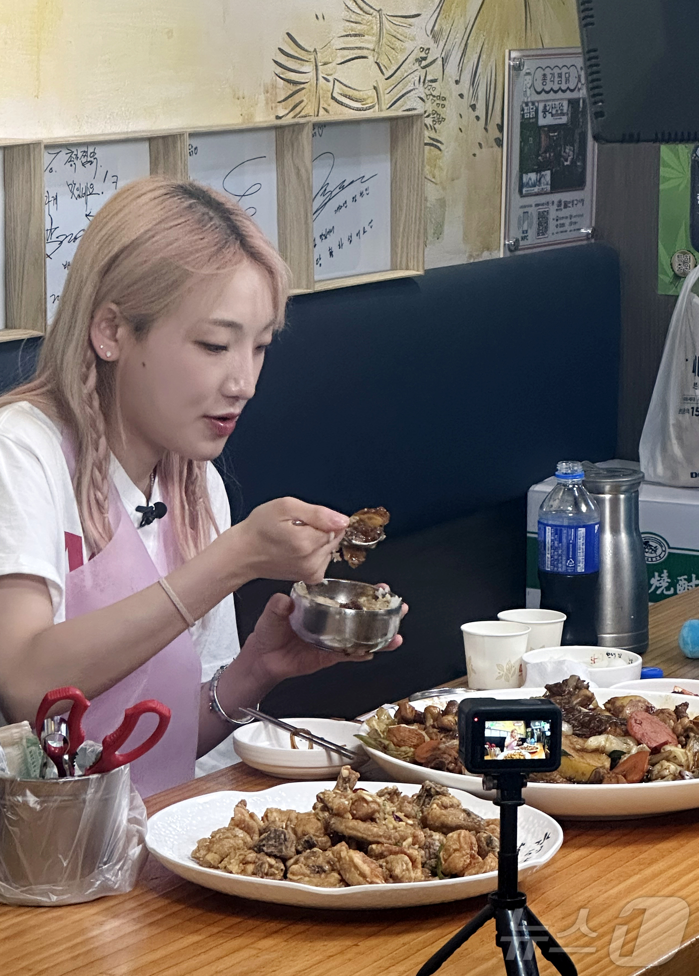 (대전=뉴스1) 이동원 기자 = 한국수자원공사는 최근 먹방 크리에이터 히밥과 협업으로 산불 피해 지역 회복을 위한 여행 콘텐츠를 제작했다고 18일 밝혔다. 히밥은 지난 17일 안동 …