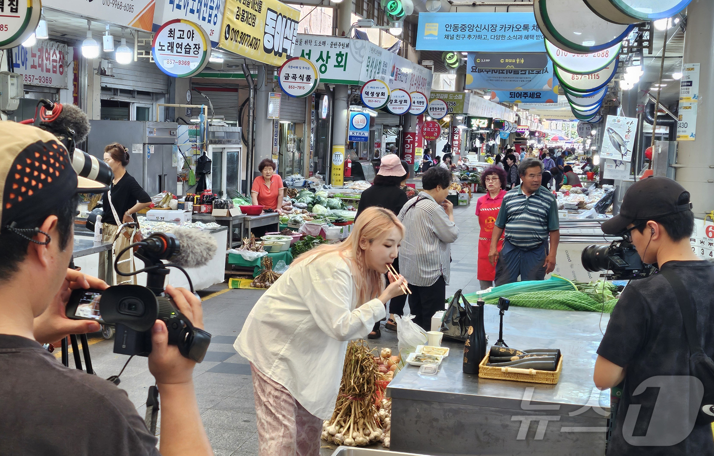 (대전=뉴스1) 이동원 기자 = 한국수자원공사는 최근 먹방 크리에이터 히밥과 협업으로 산불 피해 지역 회복을 위한 여행 콘텐츠를 제작했다고 18일 밝혔다. 히밥은 지난 17일 안동 …