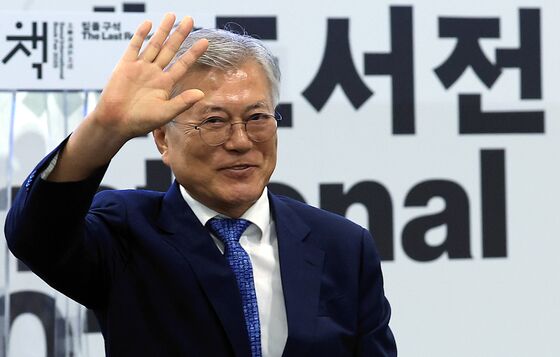 尹 영장심사 받는 날 文 "日이 왜곡한 우리 역사 알자"며 책 소개