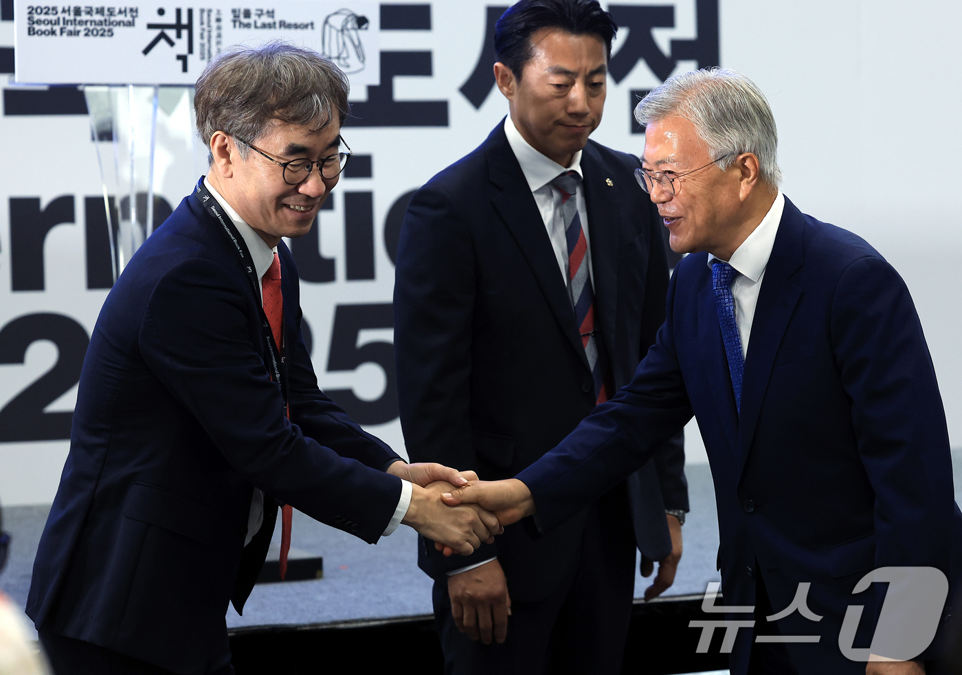 (서울=뉴스1) 박정호 기자 = 문재인 전 대통령이 18일 오후 서울 강남구 삼성동 코엑스에서 열린 2025 서울국제도서전 한국에서 가장 좋은 책 시상식에서 윤철호 대한출판문화협회 …