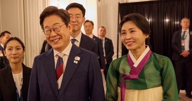'외교 데뷔' 김혜경 여사의 한복…김건희 정장·김정숙 장옷과 비교 