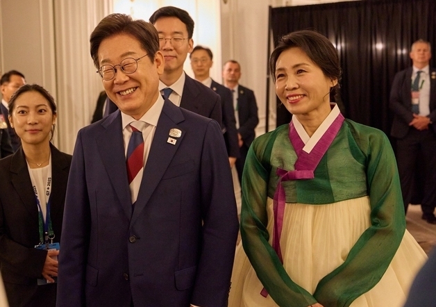 '외교 데뷔' 김혜경 여사 한복 화제…역대 영부인 패션 어땠나