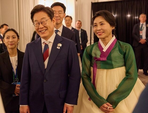 '외교 데뷔' 김혜경 여사 한복 화제…역대 영부인 패션 어땠나