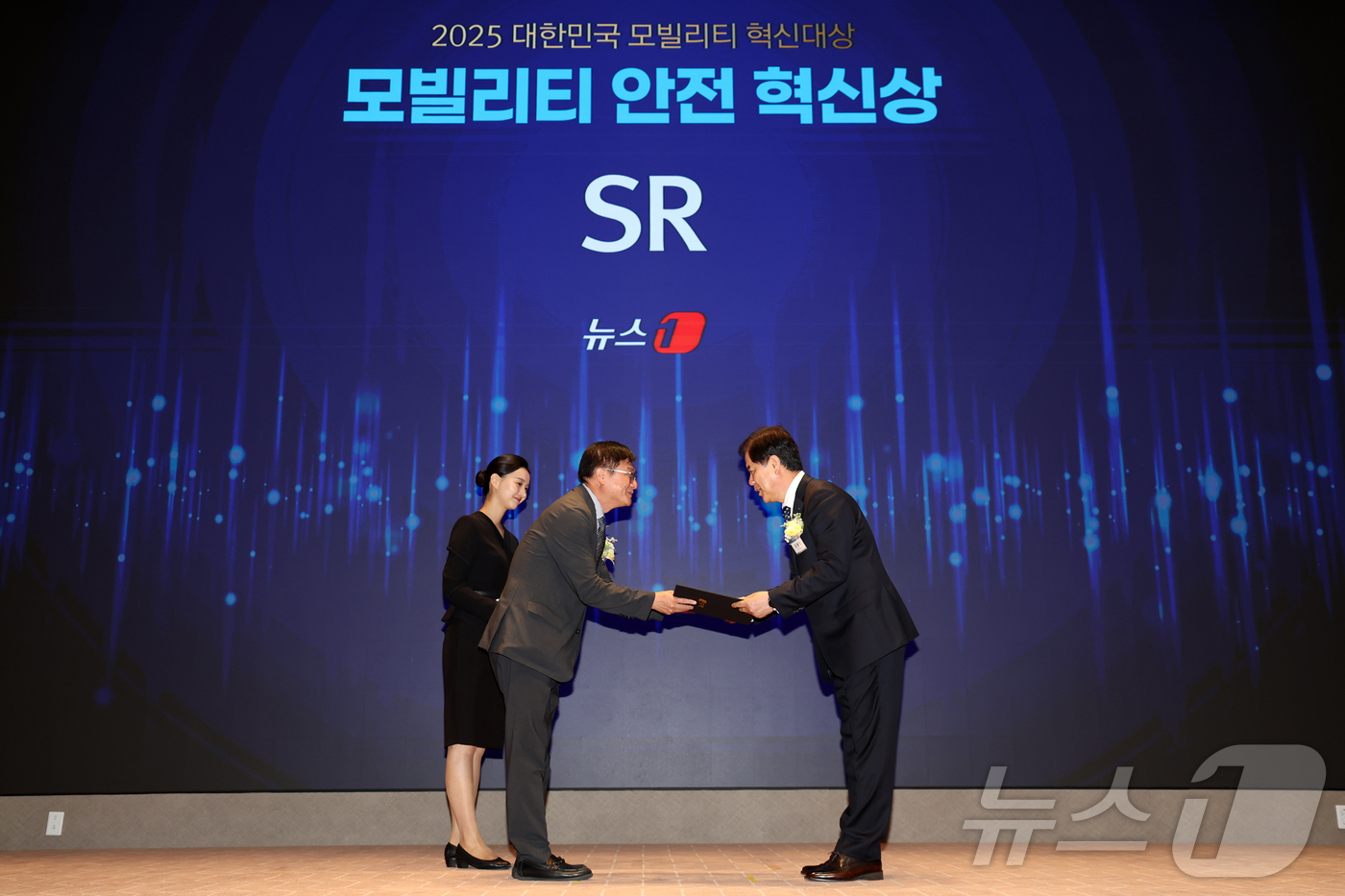 (서울=뉴스1) 민경석 기자 = 강병진 SR 안전본부장이 18일 오후 서울 영등포구 여의도 한국거래소에서 열린 '2025 대한민국 모빌리티 혁신대상'에서 채원배 뉴스1 전무이사(편 …