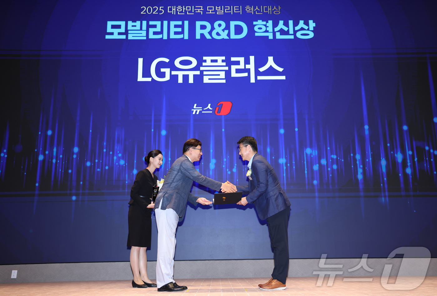 (서울=뉴스1) 민경석 기자 = 김상수 LG유플러스 상무가가 18일 오후 서울 영등포구 여의도 한국거래소에서 열린 '2025 대한민국 모빌리티 혁신대상'에서 이동민 서울시립대학교 …