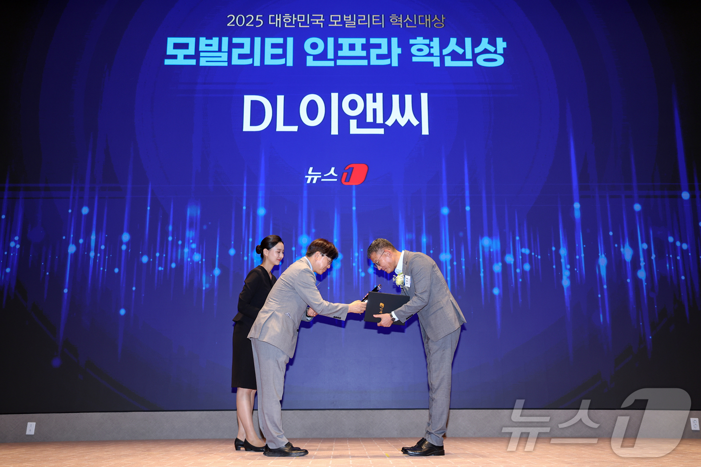 (서울=뉴스1) 민경석 기자 = 이병훈 DL이앤씨 토목인프라개발 담당임원(상무)이 18일 오후 서울 영등포구 여의도 한국거래소에서 열린 '2025 대한민국 모빌리티 혁신대상'에서 …