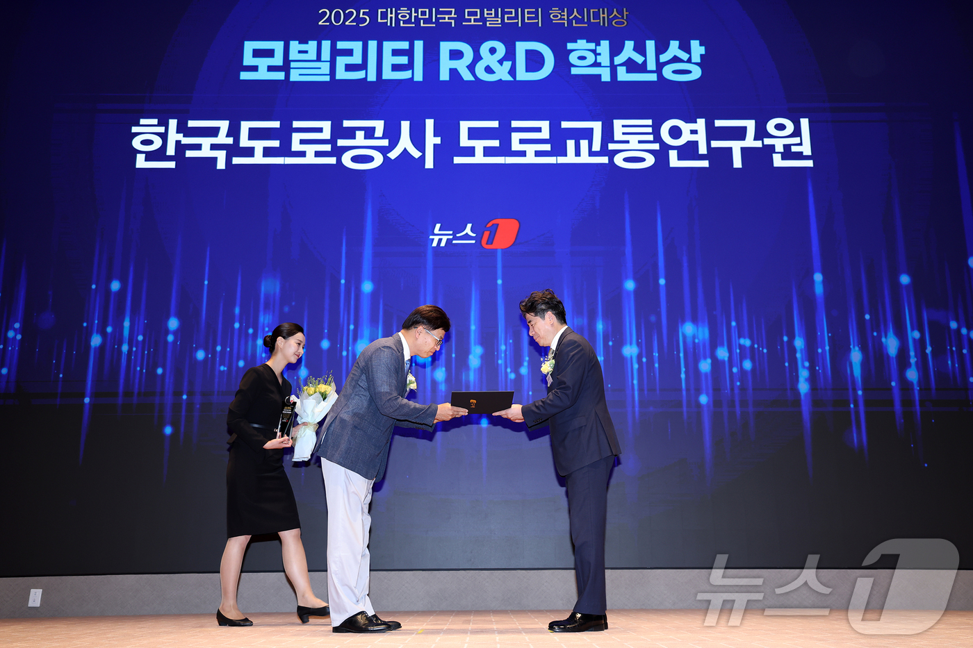 (서울=뉴스1) 민경석 기자 = 조성민 한국도로공사 도로교통연구원이 18일 오후 서울 영등포구 여의도 한국거래소에서 열린 '2025 대한민국 모빌리티 혁신대상'에서 이동민 서울시립 …