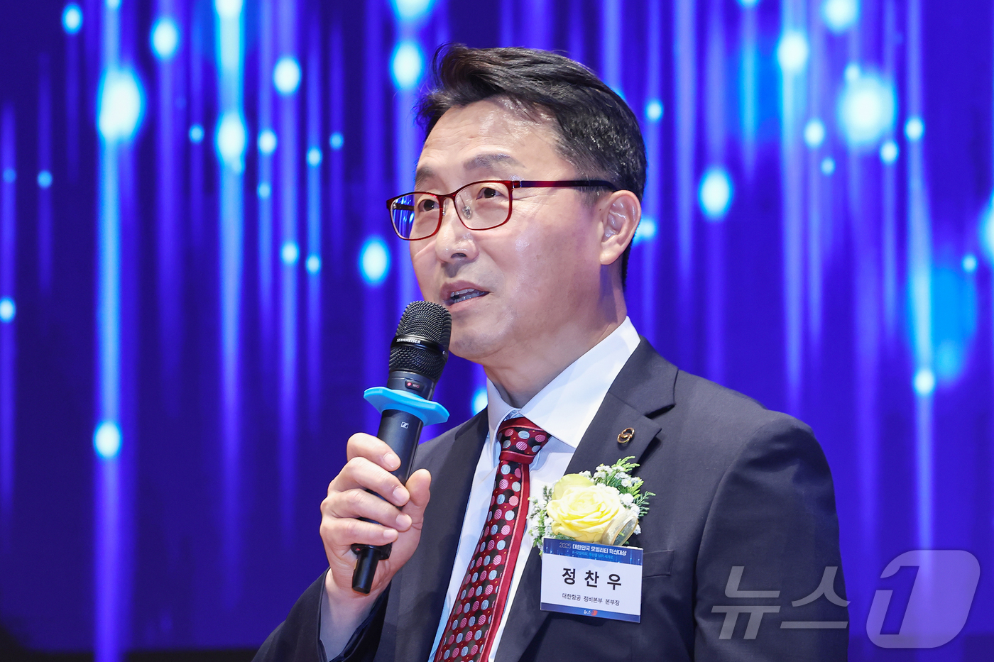 (서울=뉴스1) 민경석 기자 = 정찬우 대한항공 정비본부장(전무)이 18일 오후 서울 영등포구 여의도 한국거래소에서 열린 '2025 대한민국 모빌리티 혁신대상'에서 대상을 수상한 …