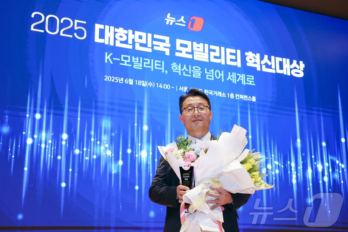 (서울=뉴스1) 민경석 기자 = 정찬우 대한항공 정비본부장(전무)이 18일 오후 서울 영등포구 여의도 한국거래소에서 열린 '2025 대한민국 모빌리티 혁신대상'에서 대상을 수상한 …