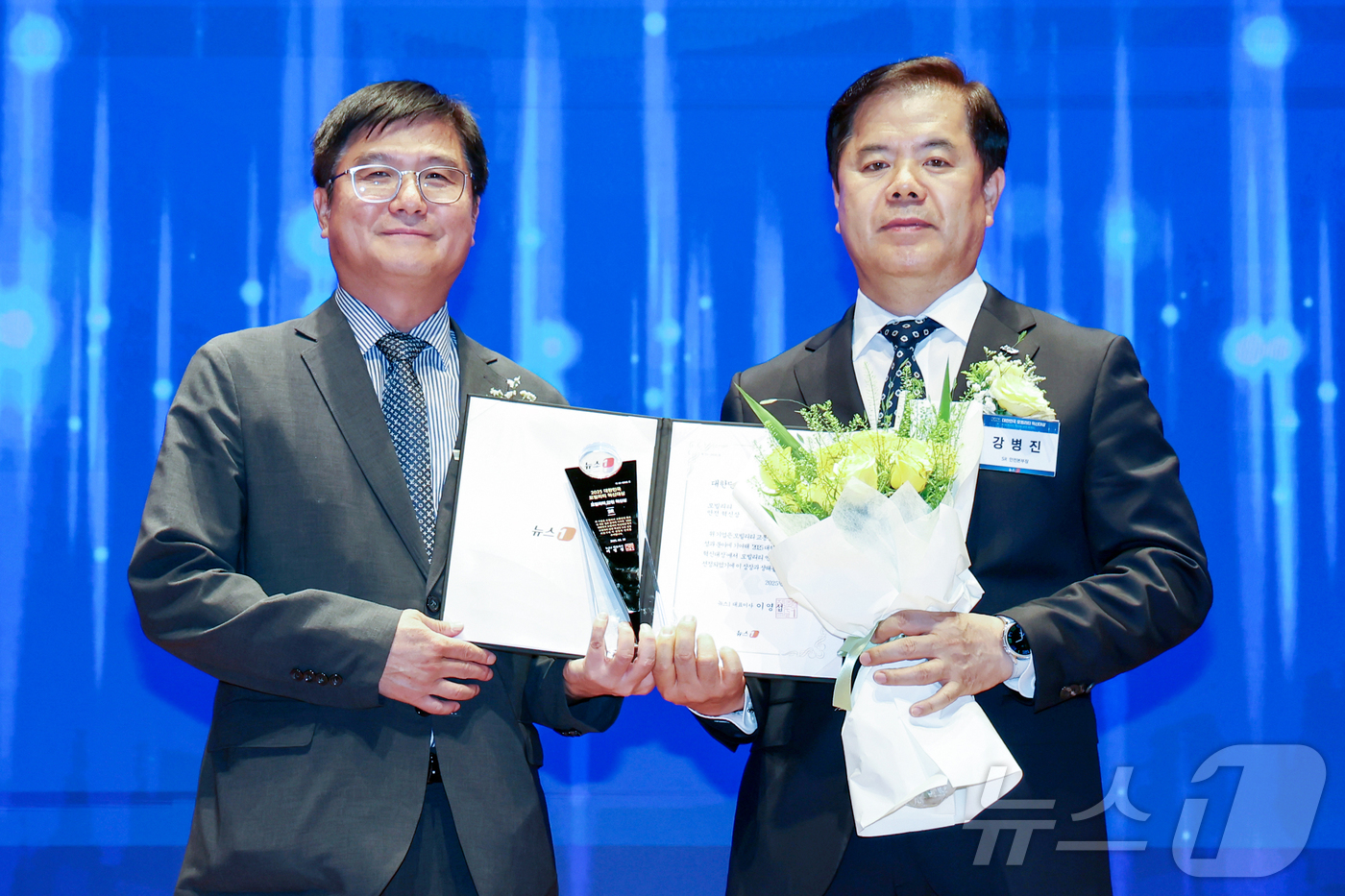 (서울=뉴스1) 민경석 기자 = 강병진 SR 안전본부장이 18일 오후 서울 영등포구 여의도 한국거래소에서 열린 '2025 대한민국 모빌리티 혁신대상'에서 안전 혁신상을 수상한 뒤 …