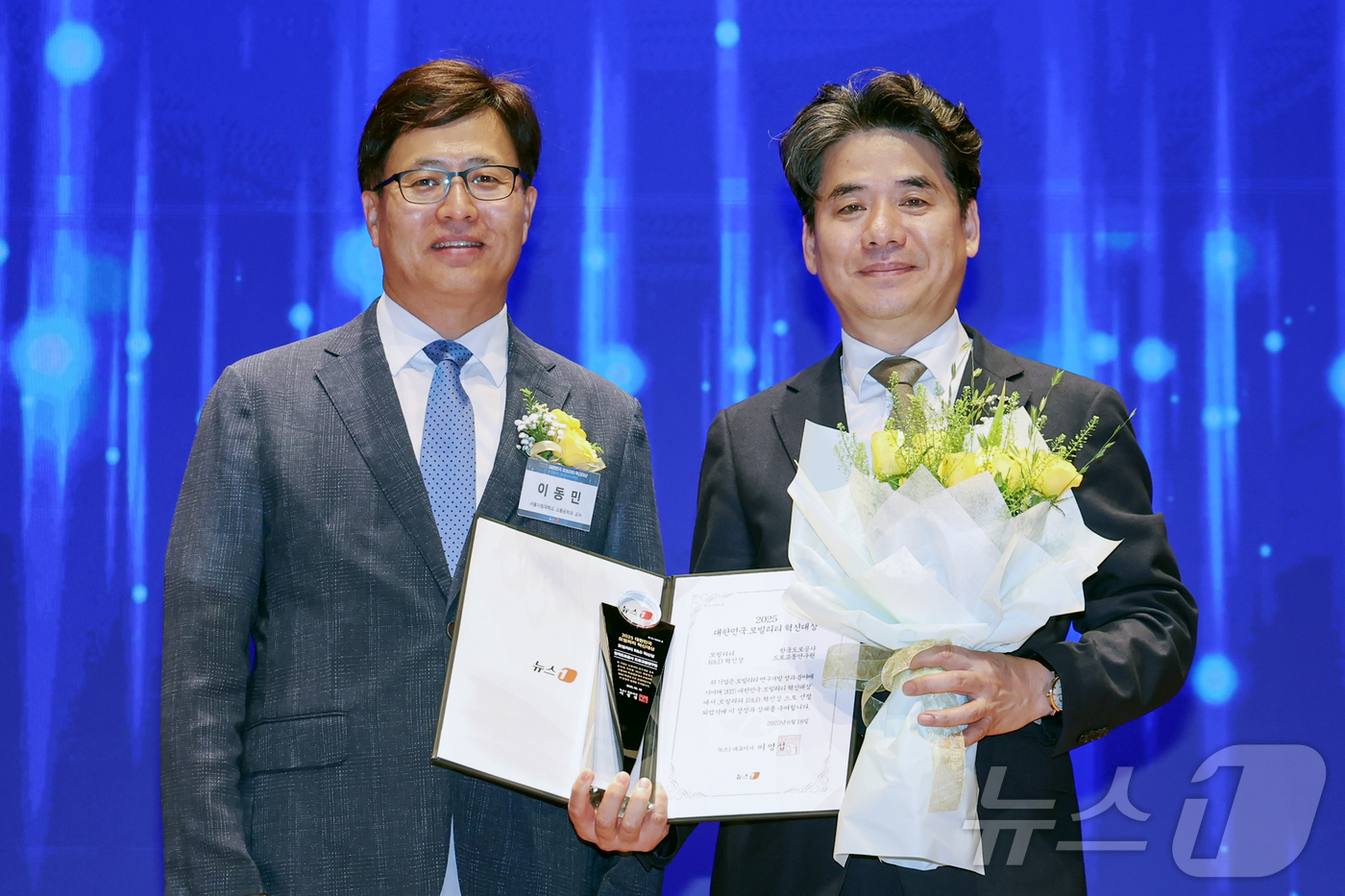 (서울=뉴스1) 민경석 기자 = 조성민 한국도로공사 도로교통연구원 연구처장이 18일 오후 서울 영등포구 여의도 한국거래소에서 열린 '2025 대한민국 모빌리티 혁신대상'에서 R&D …