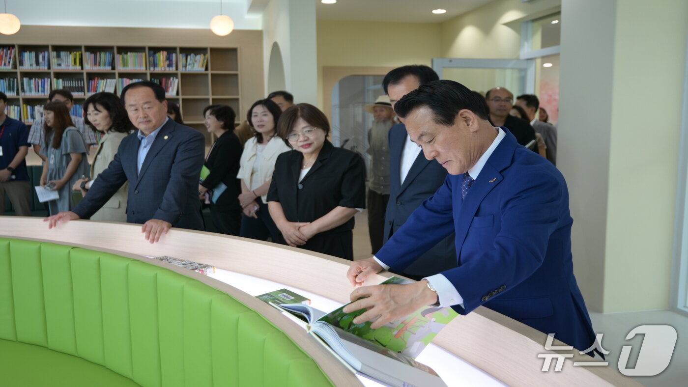 본문 이미지 -  논산시가 18일 백성현 논산시장을 비롯한 조용훈 논산시의회의장 등 250여 명이 참석한 가운데 물빛복합문화센터 개관식을 개최했다.(논산시 제공.재판매 및 DB금지)/뉴스1