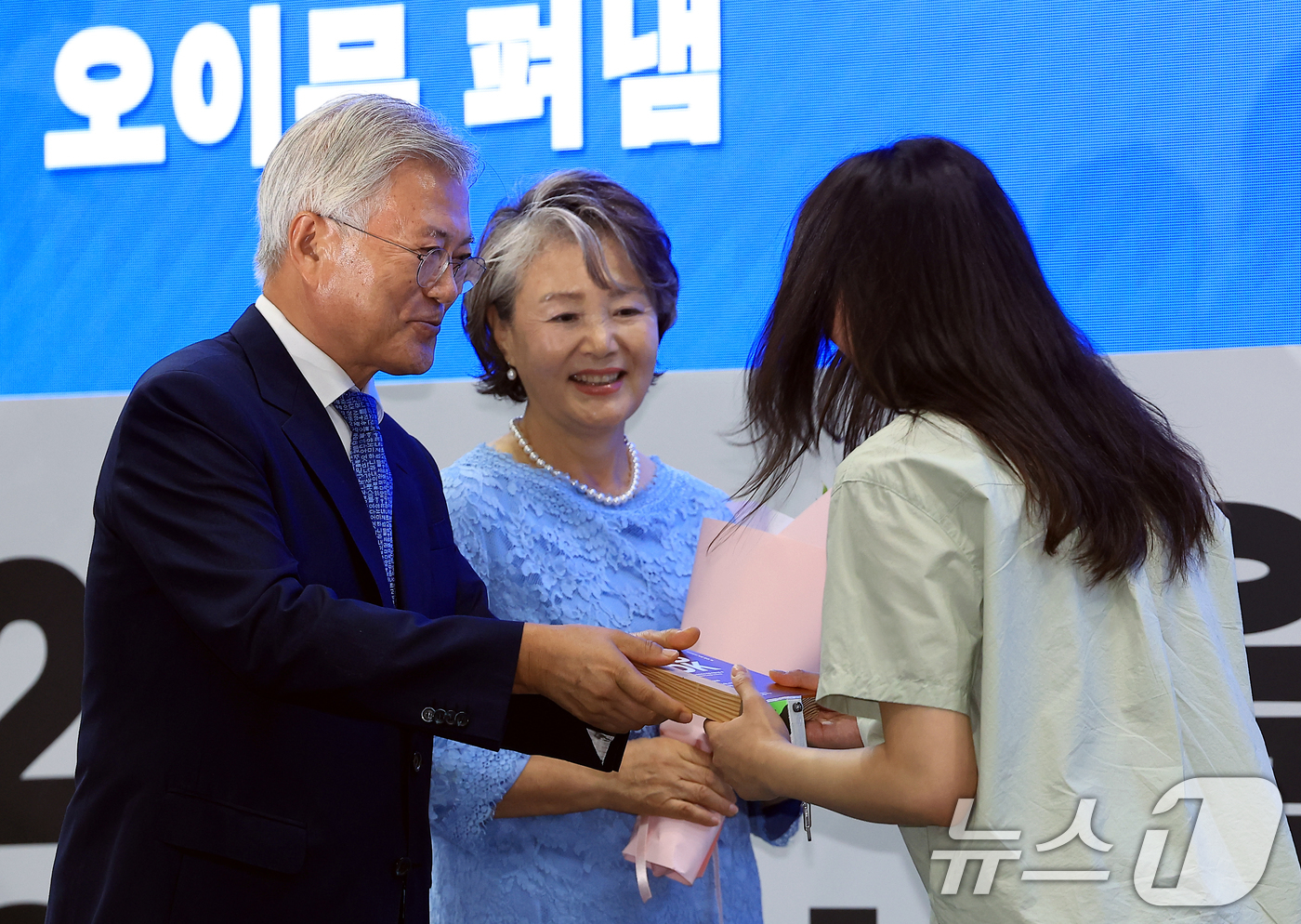 (서울=뉴스1) 박정호 기자 = 문재인 전 대통령이 18일 오후 서울 강남구 삼성동 코엑스에서 열린 2025 서울국제도서전 한국에서 가장 좋은 책 시상식에서 한국에서 가장 아름다운 …